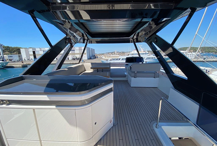 Ferretti Yachts 720